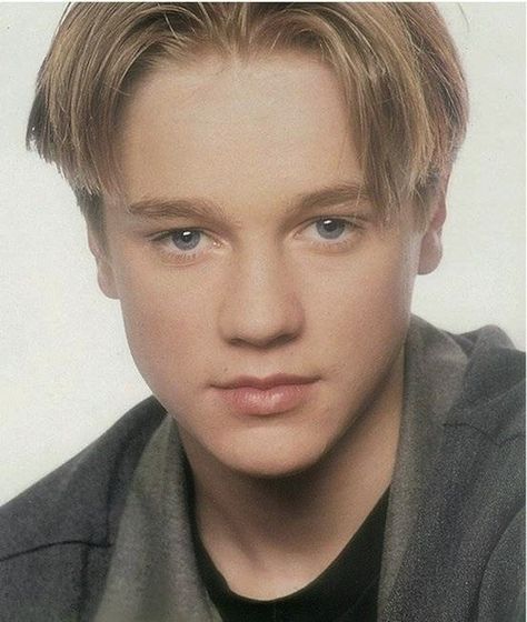 The 25 Most Important Middle Parts In History... I was in love with about 98% of this list. Devon Sawa, 80s Actors, Bowl Haircuts, Never Gonna, Bowl Cut, Middle Parts, 90s Kids, Cute Actors, Toddler Hair