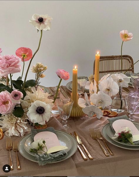 Petite Romantic Style, Birthday Aesthetic Table, Feminine Table Settings, Dainty Flower Table Decor, Vintage Floral Table Setting, Spring Dinner Party Aesthetic, Fairycore Dinner Party, Thrifted Tablescape, Birthday Table Scape