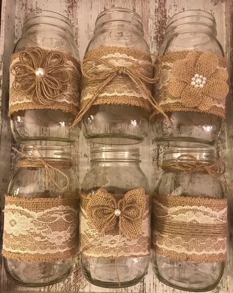 Fall Mason Jar Centerpieces, Boho Bridal Shower Decorations, Burlap Centerpieces, Mason Jar Wedding Decor, Distintivos Baby Shower, Lace Mason Jars, Burlap Lace Wedding, Wedding Jars, Wedding Centerpieces Mason Jars