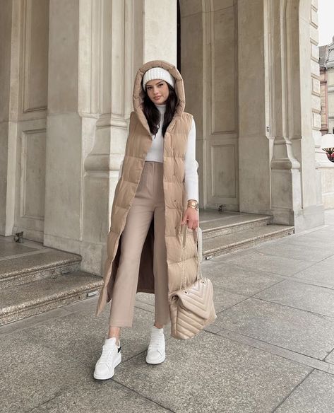 Long Vest Outfit Winter, Long Puffer Vest Outfit, Long Vest Outfit, Gilet Outfit, Beige Puffer, Puffer Vest Outfit, Vest Outfits For Women, White Autumn, Beige Suits