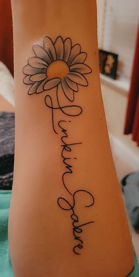 Daisy Tattoo With Name In Stem, Daisy Tattoo With Name, Child Name Tattoo, Orange Flower Names, Name Flower Tattoo, Minimalistic Tattoo Ideas, Daisy Tattoo Designs, Minimalistic Tattoo, Cute Hand Tattoos