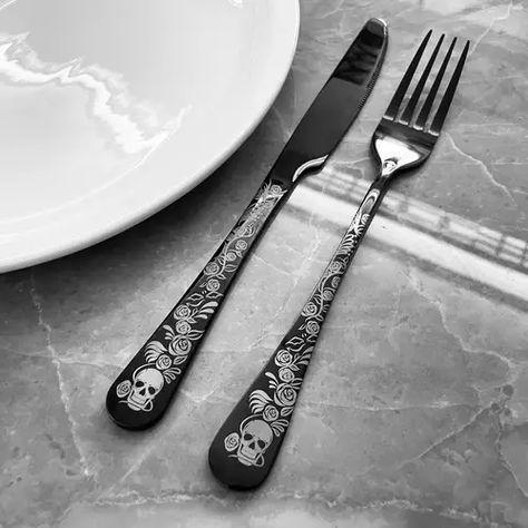 Dark Rock, Black Cutlery, Kitchen Christmas Gifts, Gothic Design, Halloween Day, Gothic Skull, Stainless Steel Cutlery, Forks And Spoons, Stainless Steel Flatware