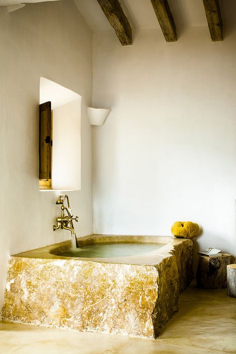 bohemian bathroom design Case Sotterranee, Romantic Bathrooms, Stone Tub, Bohemian Bathroom, Stone Bathtub, Bad Inspiration, Bad Design, Style At Home, Beautiful Bathrooms