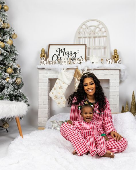 Christmas Photoshoot Ideas Mom And Daughter Black, Mommy And Baby Christmas Pictures, Mom And Daughter Christmas Photoshoot Black, Single Mom Christmas Pictures, Mom And Daughter Christmas Photoshoot, Christmas Pictures Family, Mommy Daughter Photography, Family Christmas Pictures Outfits, Mommy Daughter Photoshoot