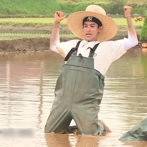 Seventeen Planting Rice, Svt Funny, Seventeen Lee Seokmin, Dk Seventeen, Seventeen Memes, Seventeen Going Seventeen, Sans Cute, Facing The Sun, Hey Man