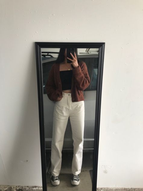 Converse Cardigan Outfit, Cropped Brown Sweater Outfit, Light Brown Cardigan Outfit Aesthetic, Brown Basic Outfit, Causal Dress Pants Outfit, How To Wear Brown Cardigan, Outfit W Converse, Brown Sweater Cardigan Outfit, Outfits With Light Brown Jeans