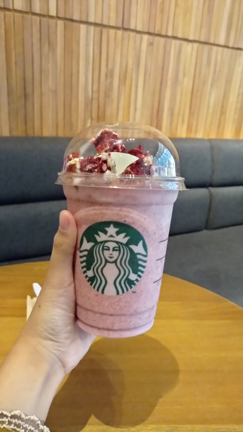 Coffee starbucks Red Velvet Cake Starbucks Drink, Red Velvet Drink Cup, Minuman Red Velvet, Red Velvet Minuman, Starbucks Snapgram, Starbucks Red Velvet, Starbucks Delivery, Starbucks Ice Cream, Red Velvet Ice