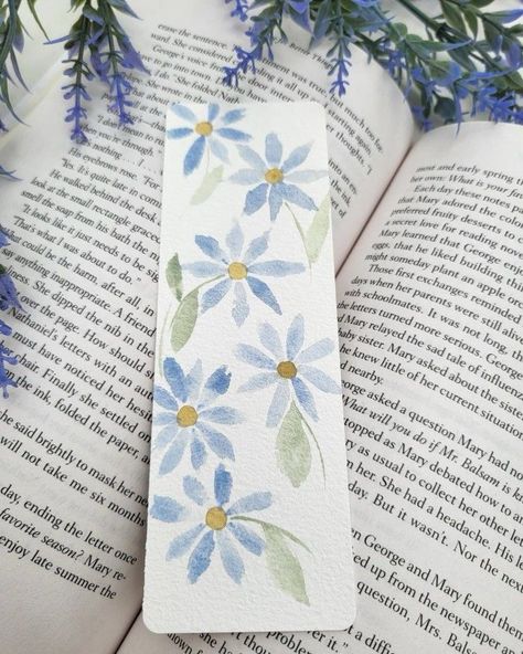 Cool Things To Watercolor, Bookmarks Watercolor Flowers, Watercolor Bookmarks Flowers, Easy Watercolor Paintings Bookmark, Watercolor Paint Bookmark, Watercolor Art Bookmark Ideas, Easy Painted Bookmarks, Flower Bookmark Drawing, Blue Bookmark Ideas