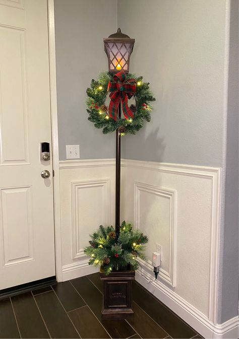 Lamp Posts Front Yard Driveways, Christmas Light Post Decorations, Diy Lamp Post Christmas, Christmas Lamp Post Diy, Lamp Post Decorating Ideas, Diy Christmas Decor Outdoor, Lamp Post Christmas Decor, Diy Christmas Lamp Post, Christmas Porch Decorating Ideas Simple