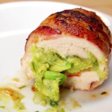 Bacon Guacamole Chicken Bombs Recipe by Tasty Guacamole Chicken, Bacon Guacamole, Diner Recept, Bacon Wrapped Chicken, Läcker Mat, Stuffed Chicken, Chicken Wraps, Chicken Bacon, Bacon Wrapped