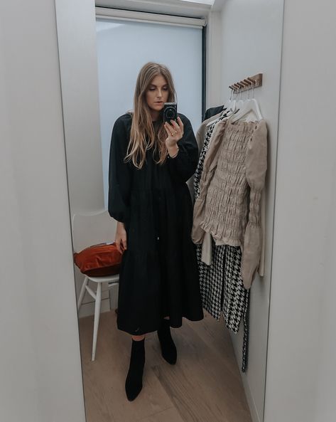 Black Midi Dress With Boots, Black Midi Dress Outfit Winter, Midi Dress With Boots, Black Dress Outfit Winter, Emma Outfits, Black Midi Dress Outfit, Dress With Booties, Knitted Dress Outfit, Midi Dress Winter