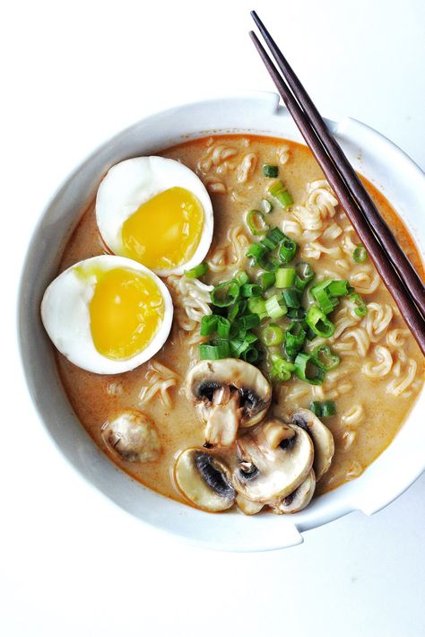 Creamy Ramen Broth, Ramen Broth Recipe Easy, Ramen Broth Recipe, 30 Minute Soup Recipes, Miso Ramen Recipe, Creamy Ramen, Spicy Miso Ramen Recipe, Spicy Miso Ramen, Ramen Broth