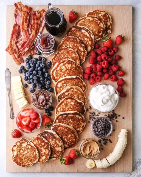 Pancake Board, New Food Trends, Food Recipes Vegetarian, The Best Burger, Charcuterie Inspiration, Party Food Platters, Charcuterie And Cheese Board, Charcuterie Recipes, Läcker Mat