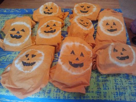 Tie-Dye pumpkin T-Shirts with a link to instructions. Tye Dye Pumpkin Shirt, Diy Halloween Shirts, Pumpkin Patch Kids, Teal Pumpkin Project, Pumpkin Tshirt, Class Shirts, Fall Classroom, Diy Preschool, Teal Pumpkin