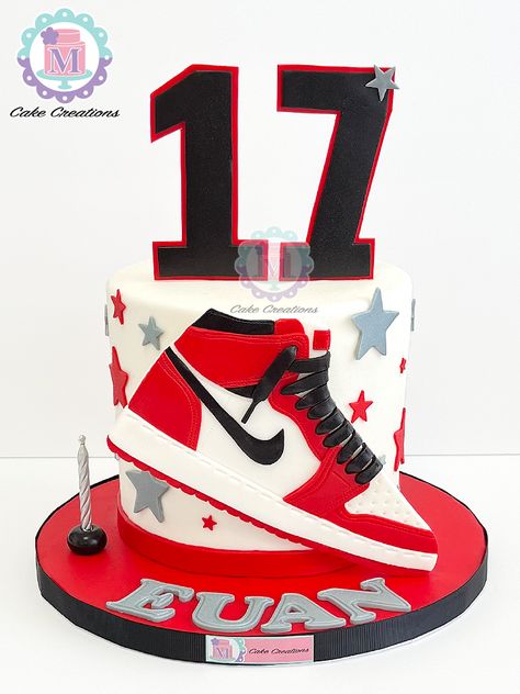 Nike Shoes Cake Design, Jordan Shoe Cake Birthday, Shoes Cake For Men, Nike Jordan Cake Birthday, Nike Shoe Birthday Cake, Sneaker Theme Cake, Sneakers Cake Ideas, Nike Cake Design, Jordan Shoes Theme Birthday Party