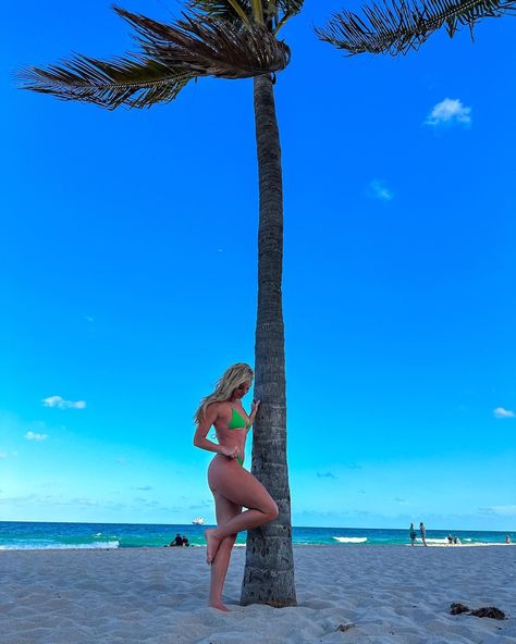 Beach Pictures With Palm Trees, Palm Tree Picture Ideas, Pictures With Palm Trees, Beach Pictures Palm Trees, Fiji Photos, Palm Tree Photo, Vacation Poses, Ocean Pics, Idea For Summer