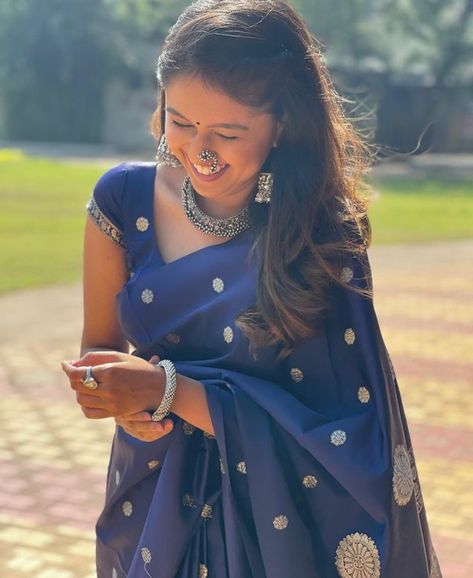 Makar Sankranti Photo, Marathi Saree, Marathi Actress, Cool Picks, Saree Poses, Makar Sankranti, Trendy Blouse Designs, Trendy Blouses, Elegant Saree