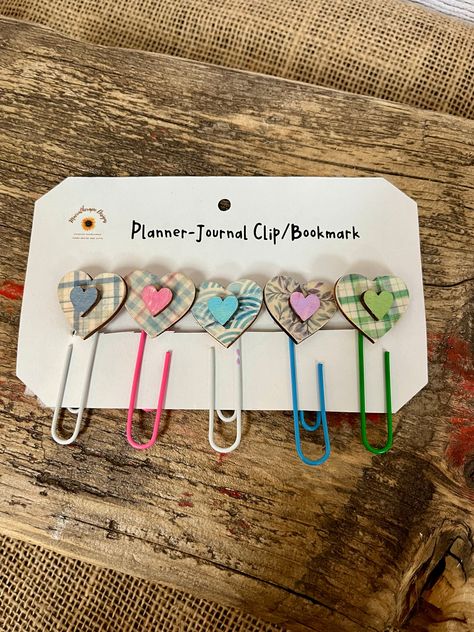 Basaar Idees, Fancy Journal, Hidden Paper Clips, Paper Clips Diy, Cricut 3, Paperclip Crafts, Bookmark Diy, Practical Accessories, Jw Convention Gifts