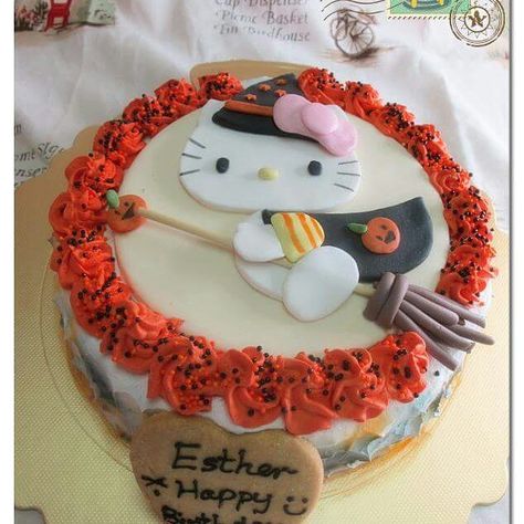 Halloween hello kitty cake Halloween Hello Kitty Cake, Tortas Aesthetic, Gothic Cakes, Tort Hello Kitty, Fall Birthday Cakes, Kitty Birthday Cake, Sister Ideas, Gothic Cake, Hello Kitty Birthday Cake