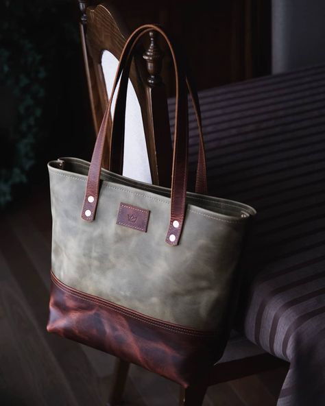 Mixing earth tones with leather always yields amazing results.  The Market Tote in Forest Olive and Rugged Tan is a good example of that.… Upholstery Bag, Tote Leather Bag, Fabric Handbags, Diy Tote Bag, Handcrafted Bags, Market Tote, Leather Bag Women, Leather Projects, Leather Bags Handmade