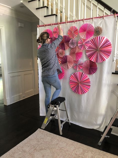 Paper Fans Backdrop, Pinwheel Backdrop Diy, Paper Pom Pom Backdrop, Paper Fan Photo Backdrop, Pinwheel Decorations Backdrops, Paper Pinwheels Decoration, Wall Decor Ideas With Paper, How To Hang Paper Fans On Wall, Paper Fan Ideas