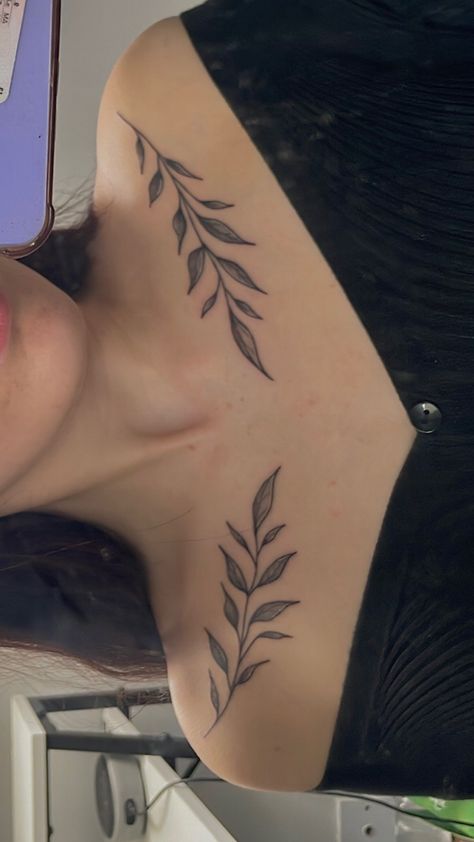 Colar Bone Tattoos Women, Woman Collarbone Tattoo, Vines Collar Bone Tattoo, Collarbone Vine Tattoos For Women, Collar Bone Tattoo Both Sides, Vine Tattoo On Collar Bone, Collarbone Shoulder Tattoos For Women, Collar Bone Tattoo Vines, Floral Tattoo Collar Bone