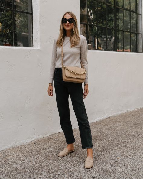 Tan Flat Shoes Outfit, Tan Shoe Outfits Women, Cream Mules Shoes Outfit, Beige Flats Outfit Business Casual, Cream Lug Sole Loafers Outfit, Tan Mules Outfit Work, Beige Oxford Shoes Outfit Women, Beige Crossbody Bag Outfit, Driver Shoes Outfit Woman