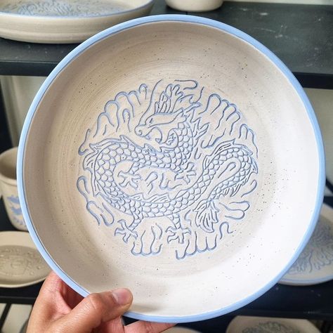 Aesthetic Ceramic Plate, Glaze Plate Ideas, Dragon Pottery Painting, Bowl Clay Ideas, Bowl Ideas Ceramic, Ceramic Bowl Designs Ideas, Pottery Bowl Painting Ideas Simple, Pasta Plate Ceramic, Pottery Platter Ideas