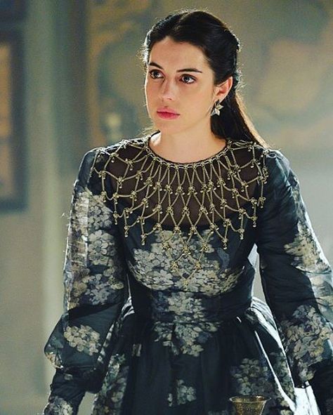 Queen Mary in Reign season 3 episode 12 "No Way Out" #reign #mary #marystuart #queen #adelaidekane #beauty #dress #nowayout Queen Mary Reign, Reign Outfits, Mary Reign, Reign Mary, Reign Fashion, Reign Dresses, Mary Stuart, Adelaide Kane, Royal Dresses