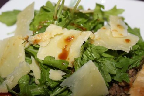 A tangy, light salad with simple ingredients. Chrismas Food Ideas, Fine Dining Appetizers, Salad With Cashews, Parmesan Salad, Rocket Salad, Tapas Recipes, Light Salad, Fine Dining Recipes, Fabulous Foods