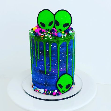 Alien Themed Cake, Earth Birthday Cake, Alien Bday Party, Alien Cake Ideas, Alien Birthday Cake, Alien Cakes, Jessica Cake, Bake Sell, Alien Cupcakes