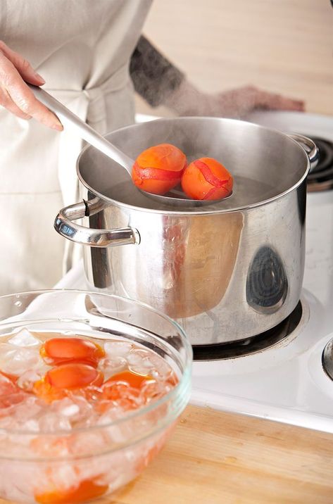 Blanch Tomatoes, How To Blanch Tomatoes, Blanch Vegetables, Freezing Tomatoes, Varieties Of Tomatoes, Ice Bath, How To Peel Tomatoes, Summer Tomato, Tomato Sauce Recipe