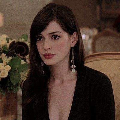 Anne Hathaway Makeup, Andrea Sachs, Devil Wears Prada Outfits, Andy Sachs, Script Dr, Prada Aesthetic, Devil Wears Prada, Favorite Hairstyles, Anne Hathaway