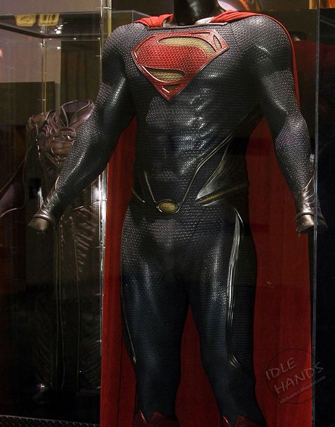 Sorry, folks: I just can't jones on this slick textured look....    I get the second-skin muscle mania it intends, but for me this misses the mark by a mile.    Rethink this one, Hollywood ! Man Of Steel Costume, Aquaman Dc Comics, Superman Costume, Geek Guy, Dc Costumes, Superman Costumes, Superman Man Of Steel, Superman Art, Super Hero Outfits