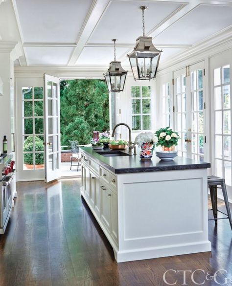 When Mayling and William McCormick purchased their Federal-style New Canaan, Connecticut home, they were attracted to its perfect symmetry. The home’s original owners fell in love with Homewood House, Hampton Style Kitchen, Hamptons Kitchen, Interior Design Jobs, Modern Farmhouse Kitchens, Counter Tops, Beautiful Kitchens, Kitchen Style, Kitchen Styling, Home Decor Kitchen