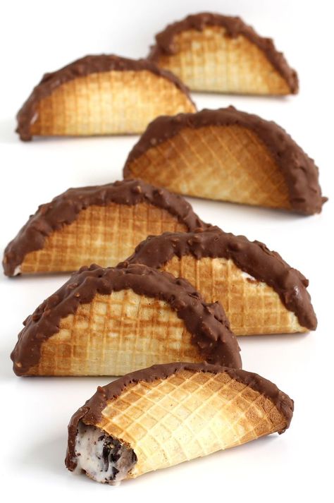 copycat choco tacos Savoury Party Food, Fun Rice Krispie Treats, Choco Taco, Waffle Cone Maker, Taco Shell, Hot Tamale, Crispy Waffle, Taco Recipe, Ice Milk