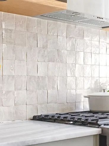 White Moroccan Tile Backsplash Kitchen, Moroccan Tile Splashback, Natural Stone Splashback Kitchen, Outdoor Kitchen Tile Backsplash, Tiled Kitchen Splashback, Groutless Tile Backsplash, Outdoor Kitchen Tile Ideas, Bathroom Splashback Ideas, Kitchen Tile Splashback