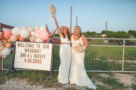 A socially distant love story! Instead of postponing their wedding, Bri & Lindsey got married at a Texas drive in movie theatre with their friends and family safely parked in their cars. The ceremony was livestreamed to all their guests! Find out how they did it on the Unconventional Wedding blog... Movie Theater Wedding, Movie Wedding, Prove Love, Drive In Movie Theater, Wedding Stills, Theatre Wedding, Drive In Theater, Drive In Movie, Gay Wedding