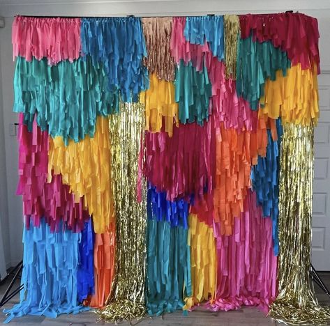 Diy Fringe Backdrop, Tablecloth Backdrop, Balloon Walls, Diy Fringe, Diy Photo Backdrop, Garland Backdrops, Fringe Backdrops, Prom Decor, Easy Backdrops