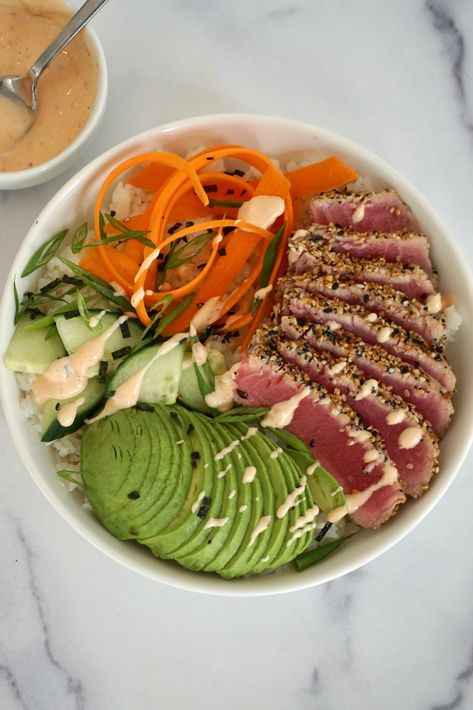 Seared Tuna Bowl Recipe, Seared Tuna Rice Bowl, Cooked Tuna Poke Bowl, Raw Tuna Poke Bowl, Seared Tuna Poke Bowl, Seared Ahi Tuna Poke Bowl, Tuna Bowl Poke, Poke Bowl Meal Prep, Seared Tuna Bowl