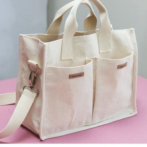 Creative Tote Bag, Pretty Tote Bags, Canvas Bag Diy, Cute Luggage, Tote Bag Tutorial, Diy Tote, Tote Bags Sewing, Fabric Tote Bags, Copy And Paste