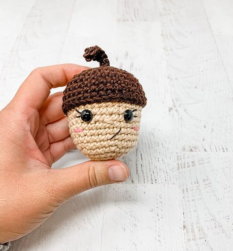 Crochet Acorn Pattern, Grace And Yarn, Crochet Acorn, Acorn Hat, Acorn Pattern, Crochet Apple, Autumn Crochet, Fall Crochet Patterns, Crochet Amigurumi Free