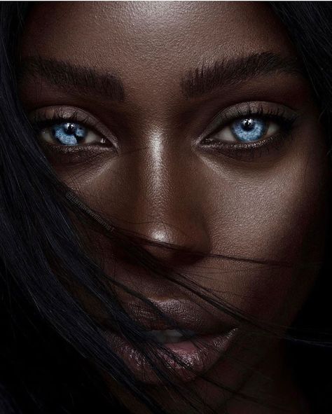 19 People Who Have Unusual Body Parts. - Wow Gallery Blue Eyes Aesthetic, Mata Biru, Woman With Blue Eyes, Makeup Looks For Green Eyes, Eye Photography, Aesthetic Eyes, Dark Skin Women, Gorgeous Eyes, African Beauty