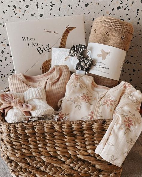 Neutral Baby Shower Gifts Basket, Baby Shower Gift Box Ideas, Baby Box Ideas, Newborn Basket Gift, Baby Basket Gift Ideas, Baby Gift Basket Ideas, Baby Shower Basket Gift Ideas, Useful Baby Shower Gifts, Baby Box Gift