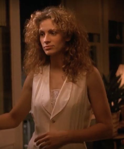 Julia Roberts in Sleeping with the Enemy (1991) Julia Roberts Sleeping With The Enemy, Sleeping With The Enemy, 90s Films, Pretty Brown Eyes, Eat Pray, Eat Pray Love, Julia Roberts, Hair Ideas, Camisole Top