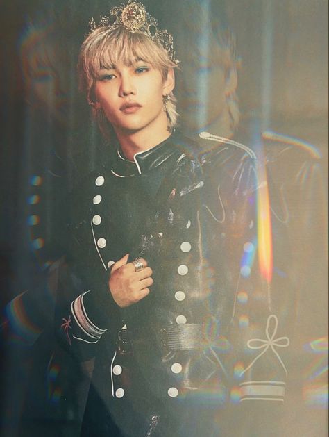 Royalty Dr, Straykids Wallpaper, Lee Yongbok, Felix Skz, Handsome Asian Men, Lee Felix, Royal Fashion, Asian Men, Aesthetic Pictures