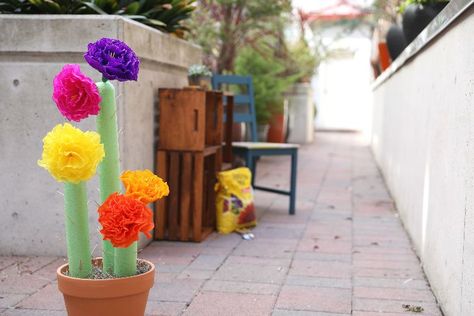 Make A Cactus, Homemade Ranch Mix, Noodle Crafts, Noodles Ideas, Mesh Garland, Faux Cactus, Green Pool, Pool Noodle, Door Wreaths Diy