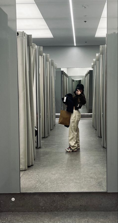 Changing Room Photoshoot, Side Mirror Selfie, Baggy Beige Pants, Changing Room Mirror Selfie, Laces Aesthetic, Shopping Mirror Selfie, Fitting Room Selfie, Zara Mirror, Room Mirror Selfie