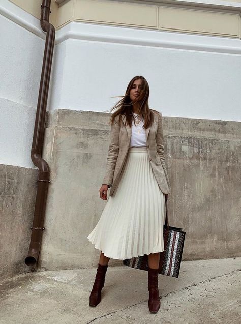 Pleated Skirt Outfit, White Pleated Skirt, Beige Outfit, Mode Hijab, Mode Inspo, Looks Chic, Autumn Outfit, Mode Streetwear, Fall Fashion Outfits