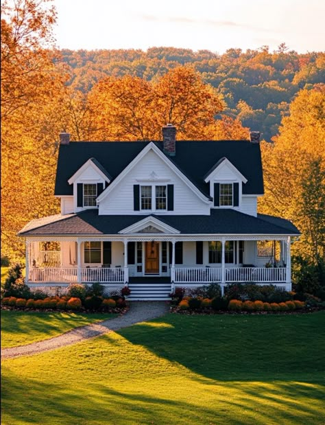 Suburban Country Home, Nice Suburban Homes, Old Cozy House, Pretty House Exterior, New England Home Exterior, Suburban House Exterior, Houses Small, House Staging, Fall Cottage